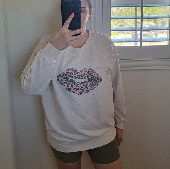 Wildfox Leopard Kiss Lips Oversized Sweatshirt Medium cream - Picture 2 of 8